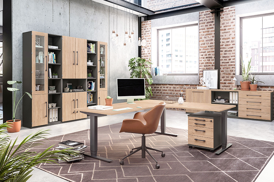 Büro in heller Holzoptik